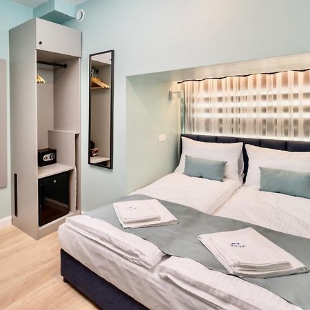 Jess Inn Hostel Rondo Charles De Gaulle Warsawa Bagian luar foto