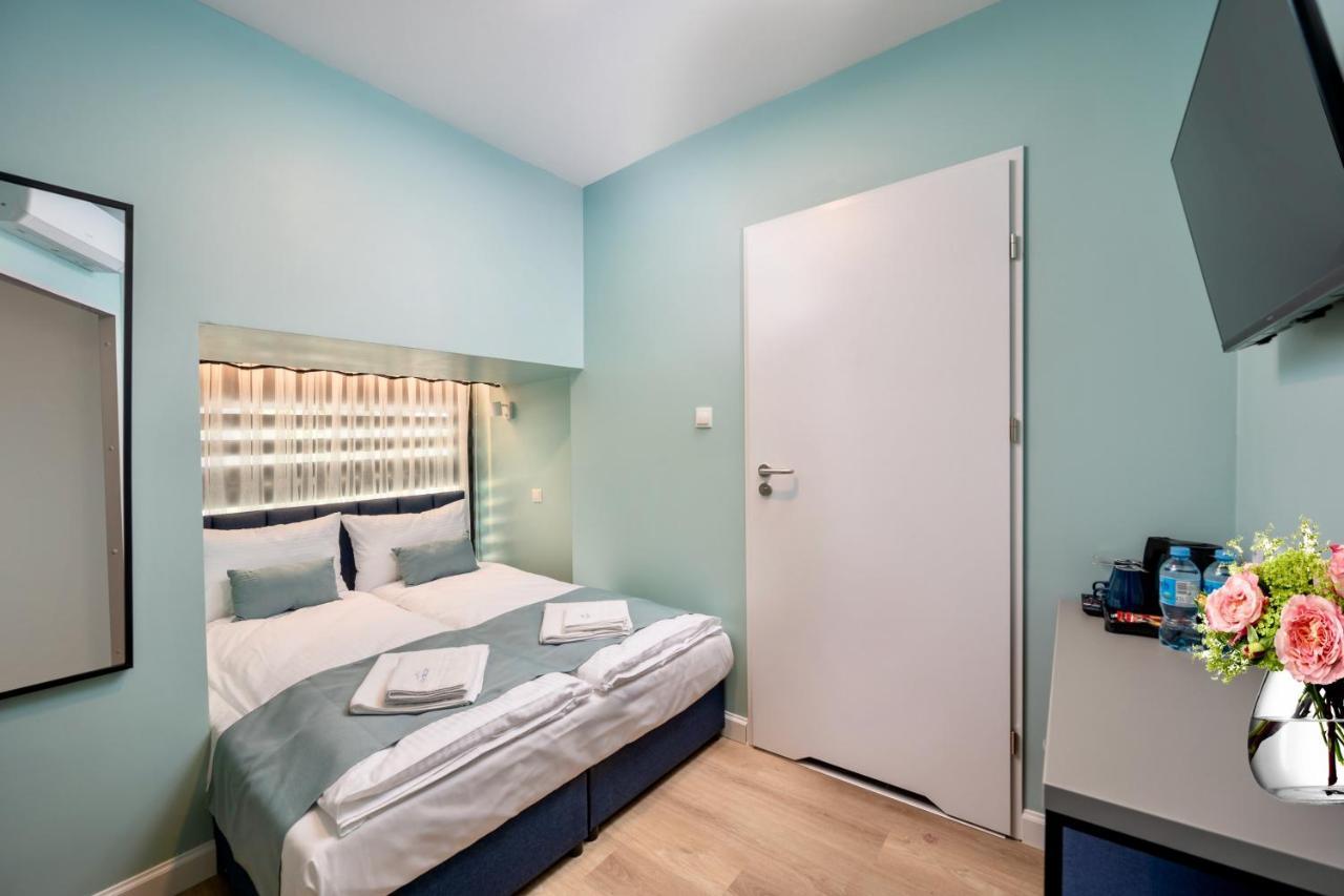 Jess Inn Hostel Rondo Charles De Gaulle Warsawa Bagian luar foto