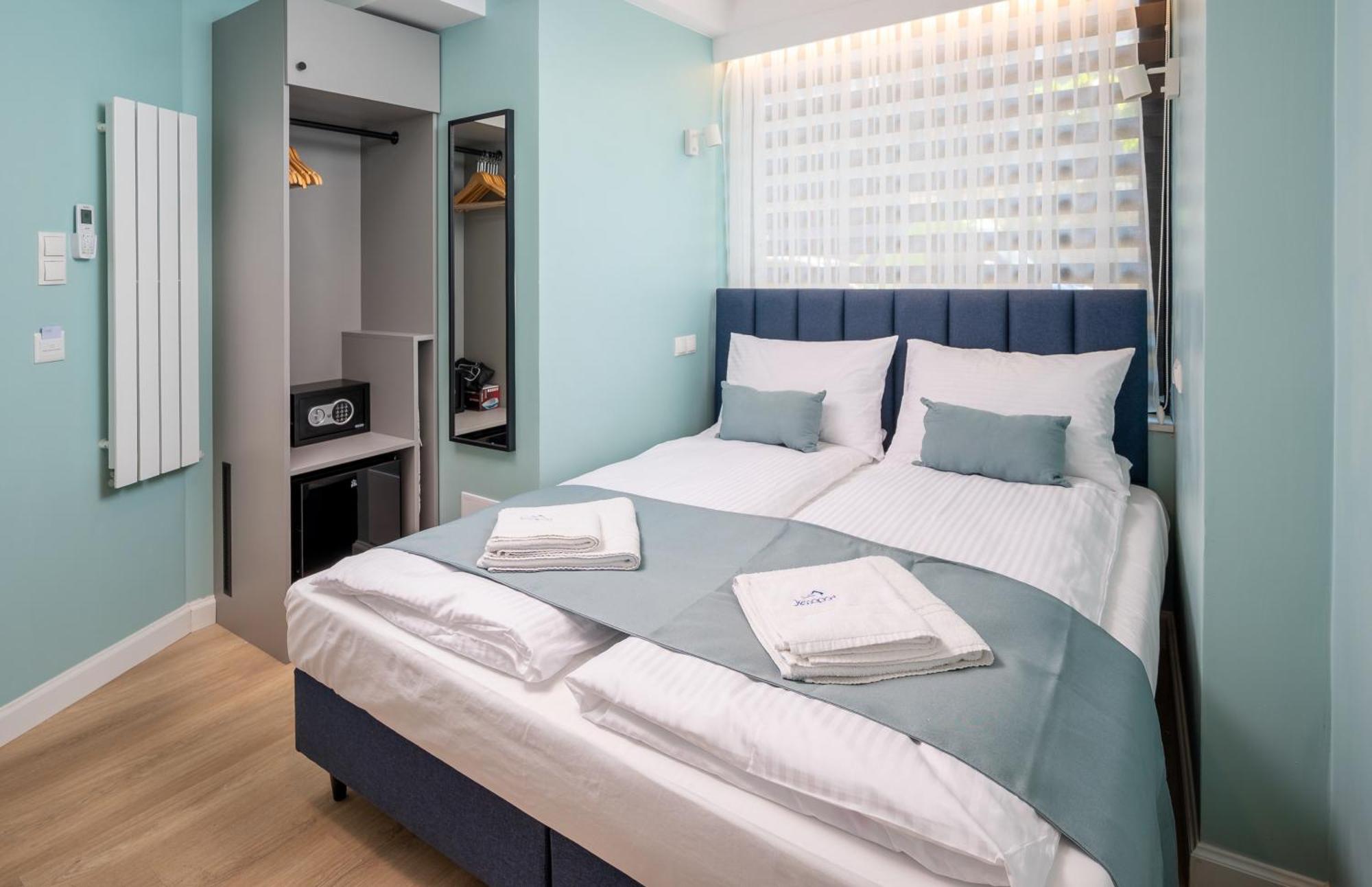 Jess Inn Hostel Rondo Charles De Gaulle Warsawa Bagian luar foto