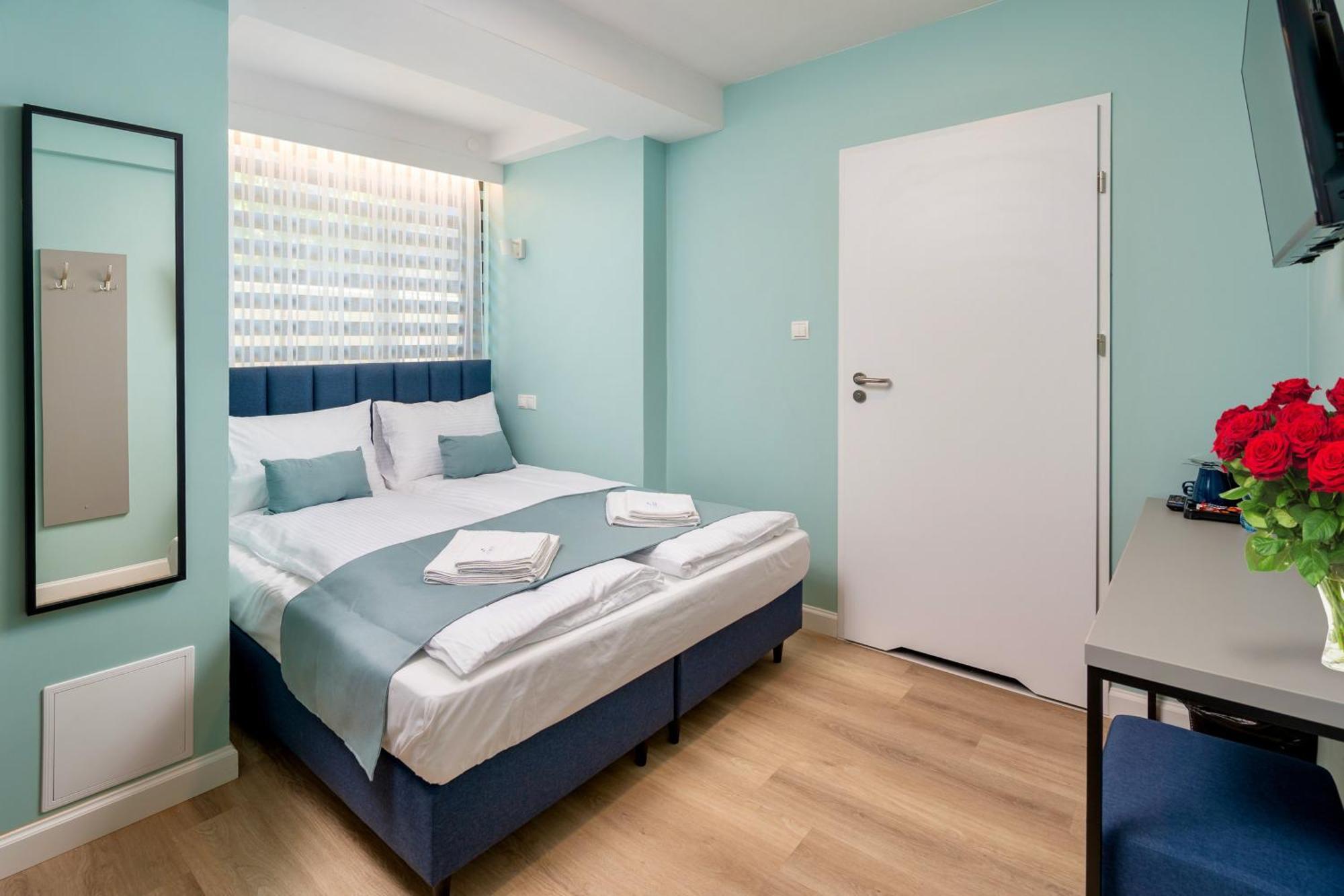 Jess Inn Hostel Rondo Charles De Gaulle Warsawa Bagian luar foto
