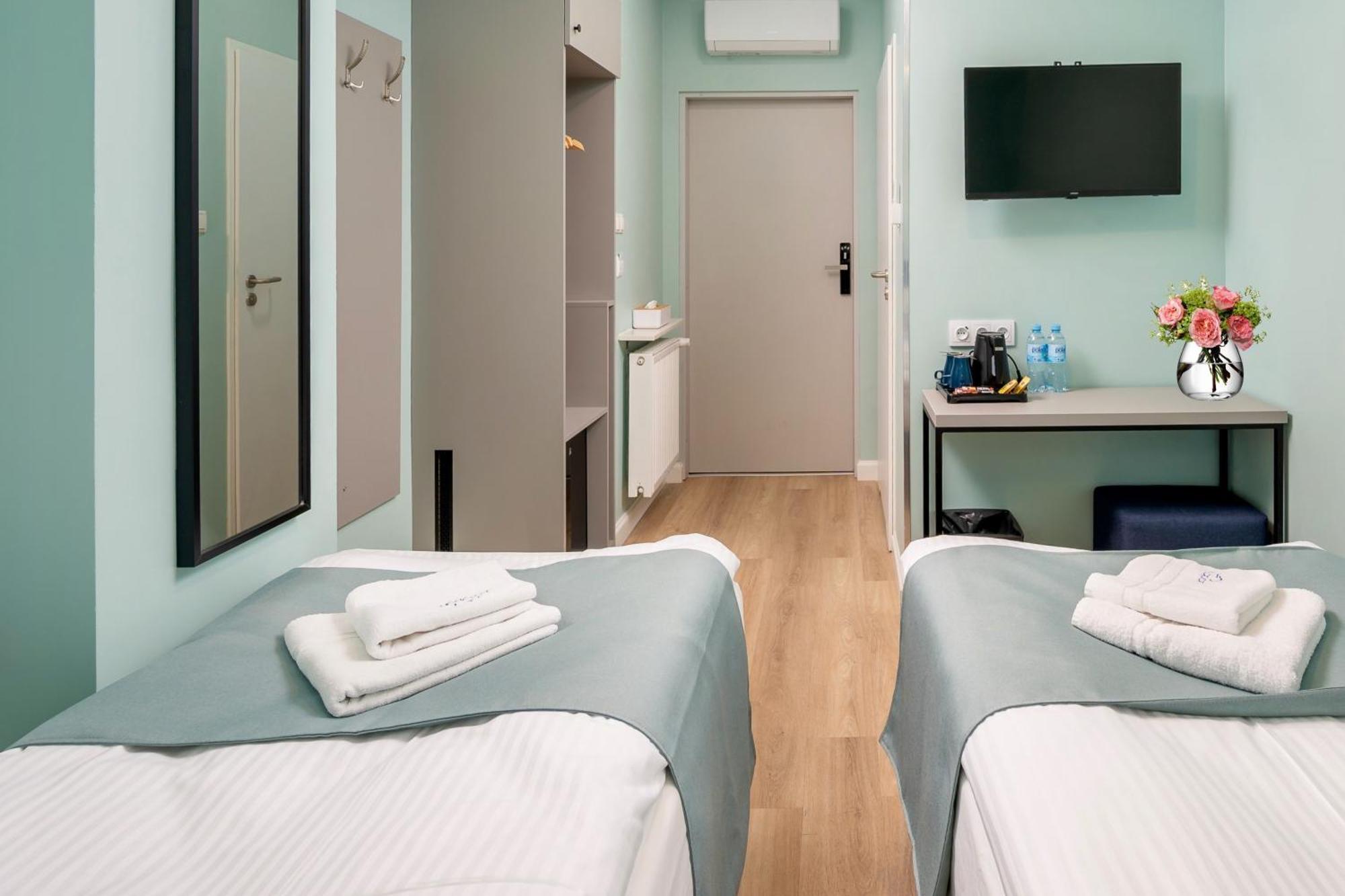 Jess Inn Hostel Rondo Charles De Gaulle Warsawa Bagian luar foto